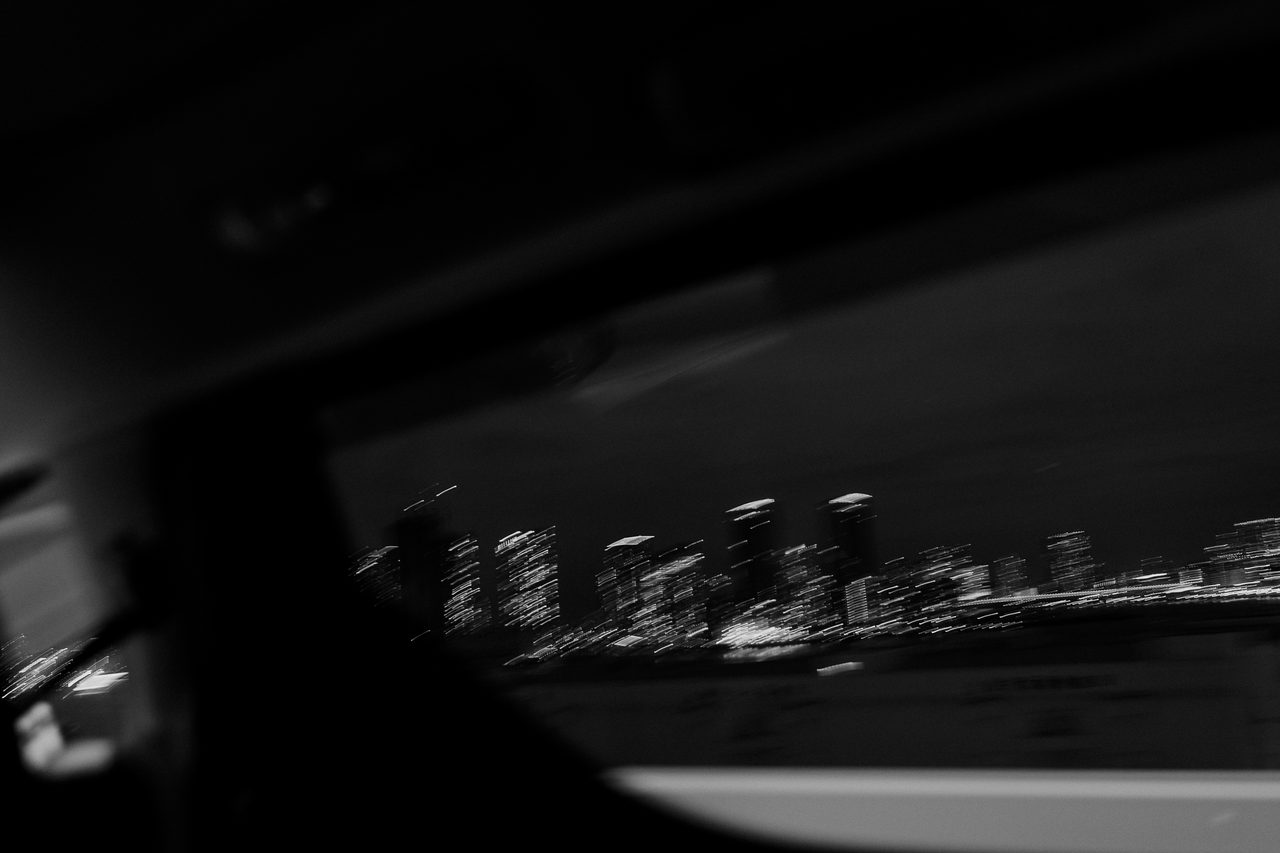 Bewegte nächtliche Skyline in Schwarzweiß