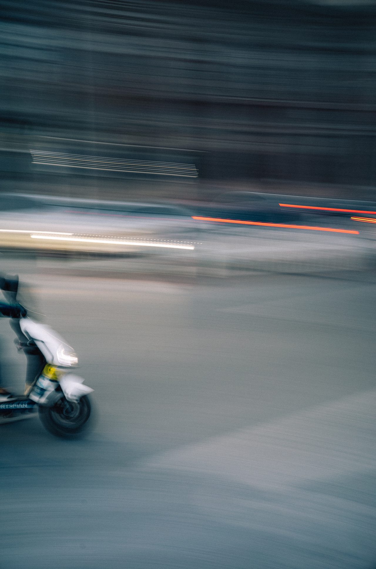 Bewegungsunschärfe eines vorbeifahrenden Radfahrers