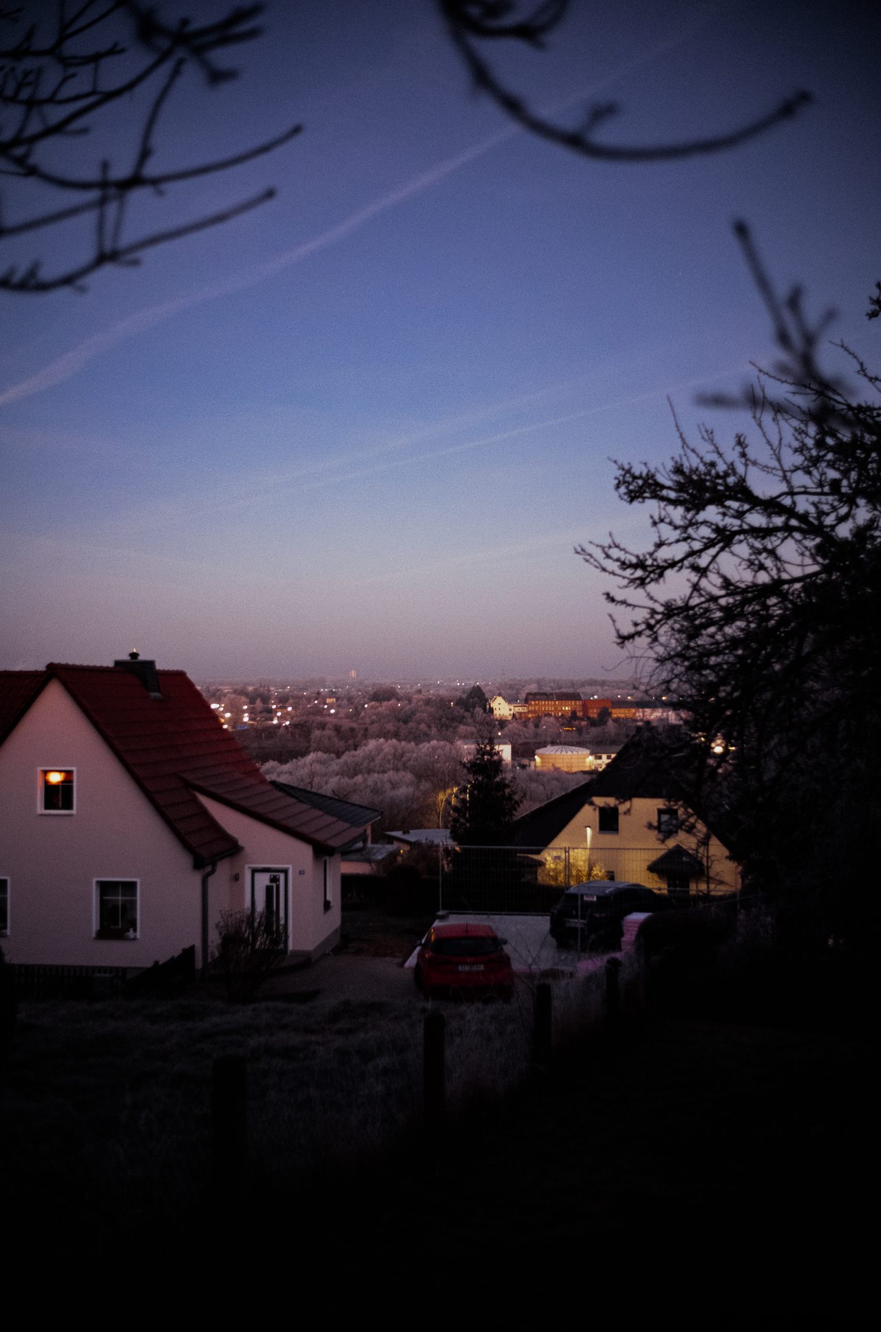 Dächer einer Siedlung in der blauen Stunde