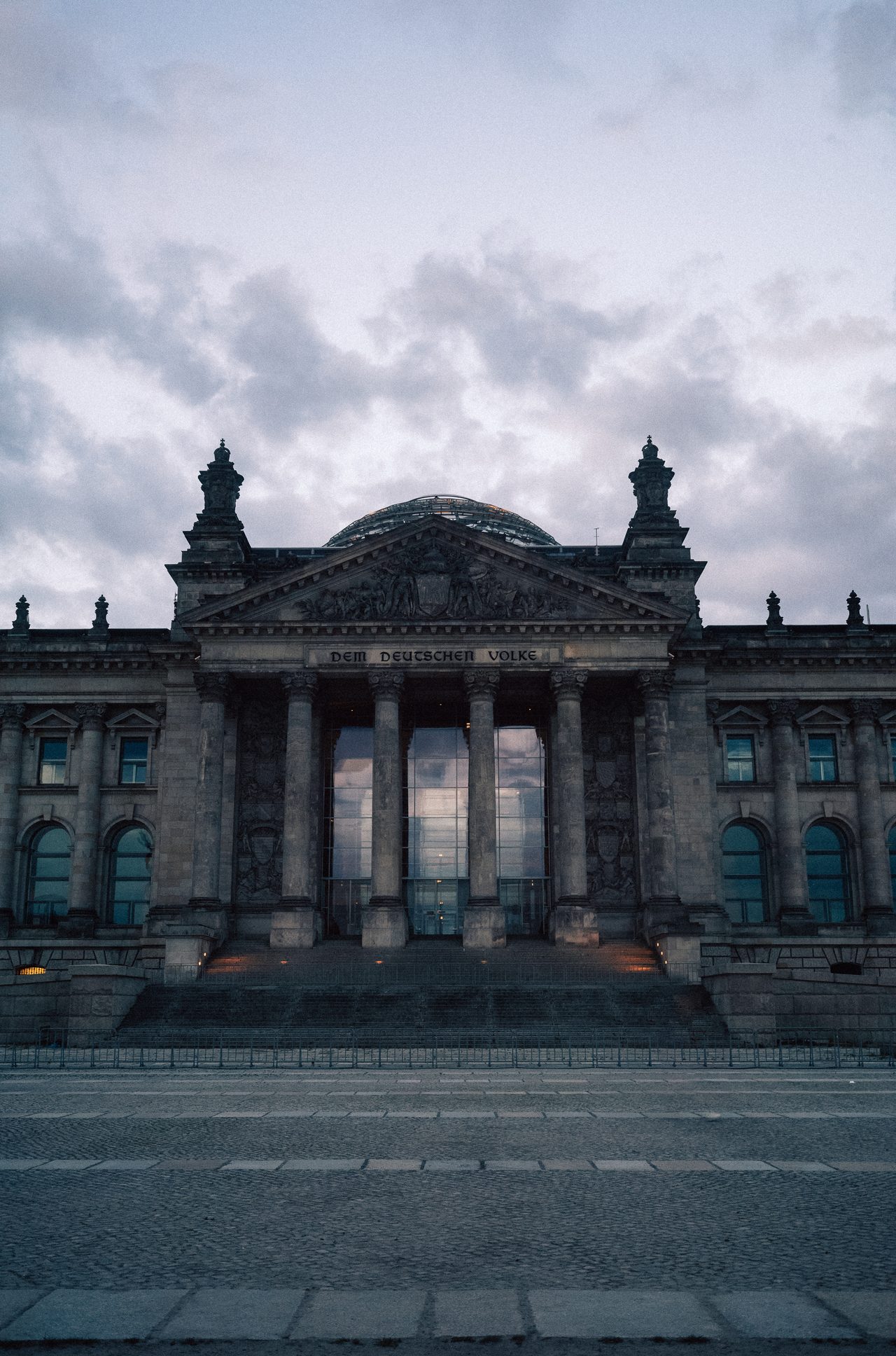Mehrere Fotografierende beobachten eine öffentliche Szene