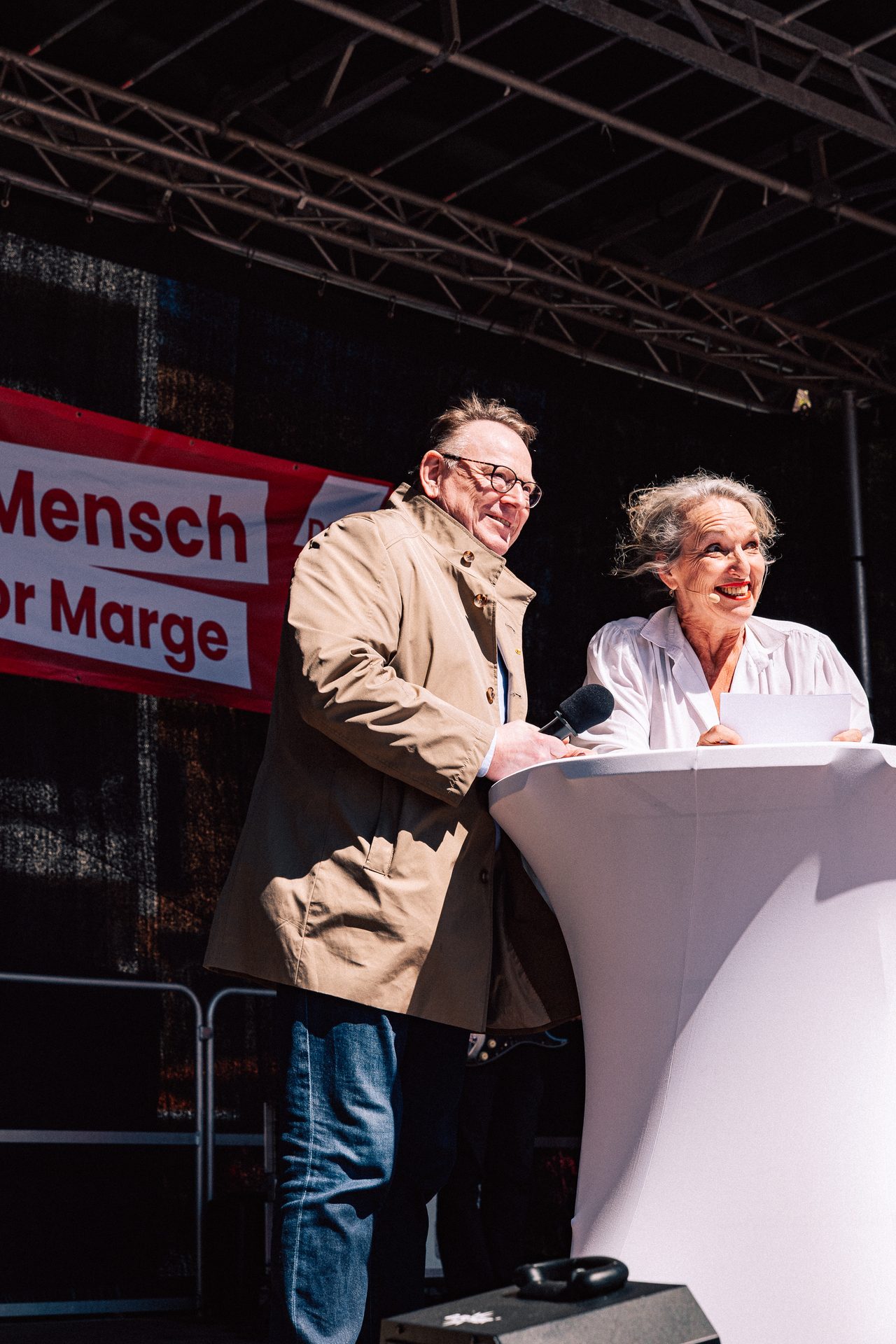 Zwei Menschen sprechen gemeinsam an einem Rednerpult