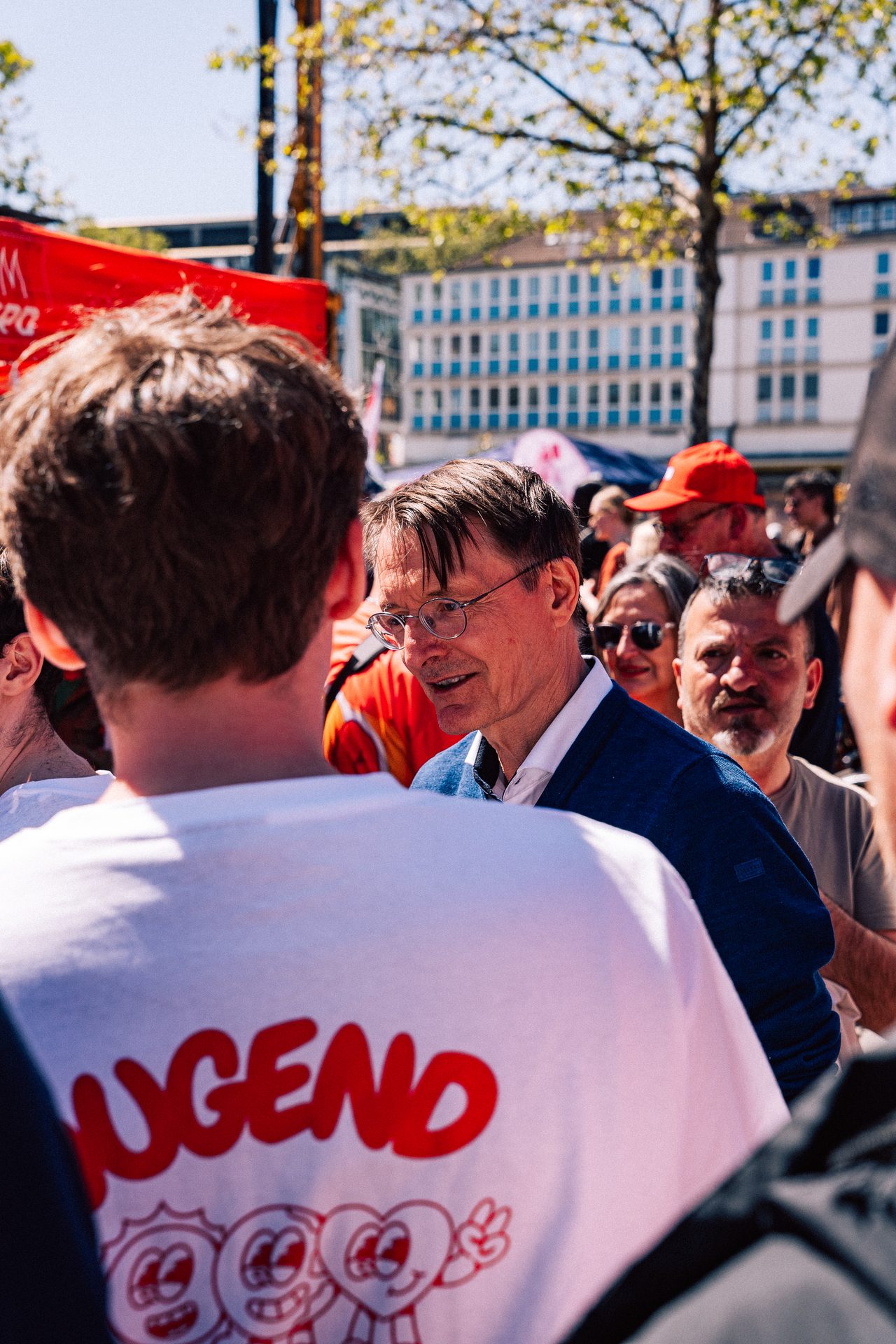 Naher dokumentarischer Moment in einer Menschenmenge