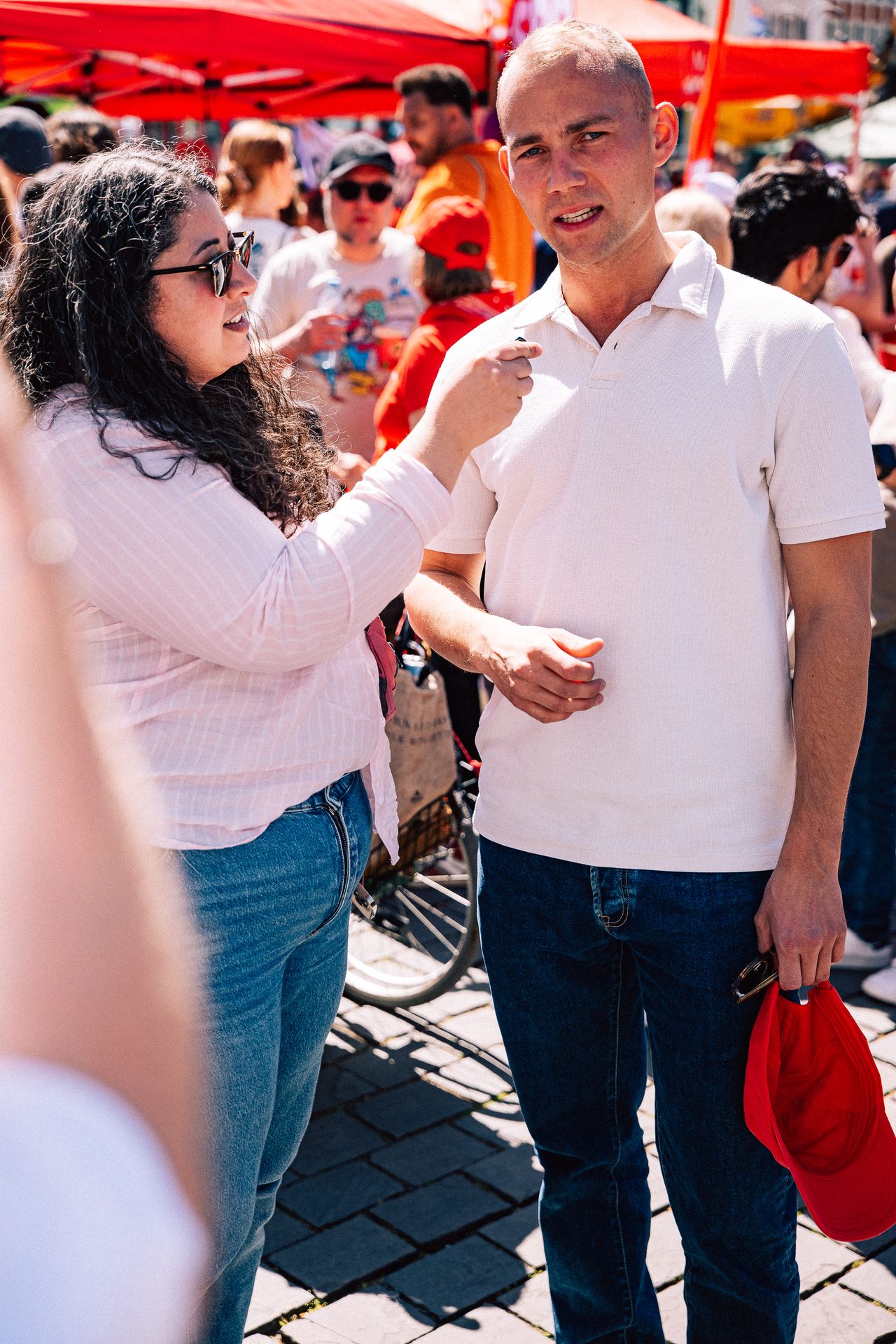 Naher Moment zwischen zwei Menschen in weißen Shirts